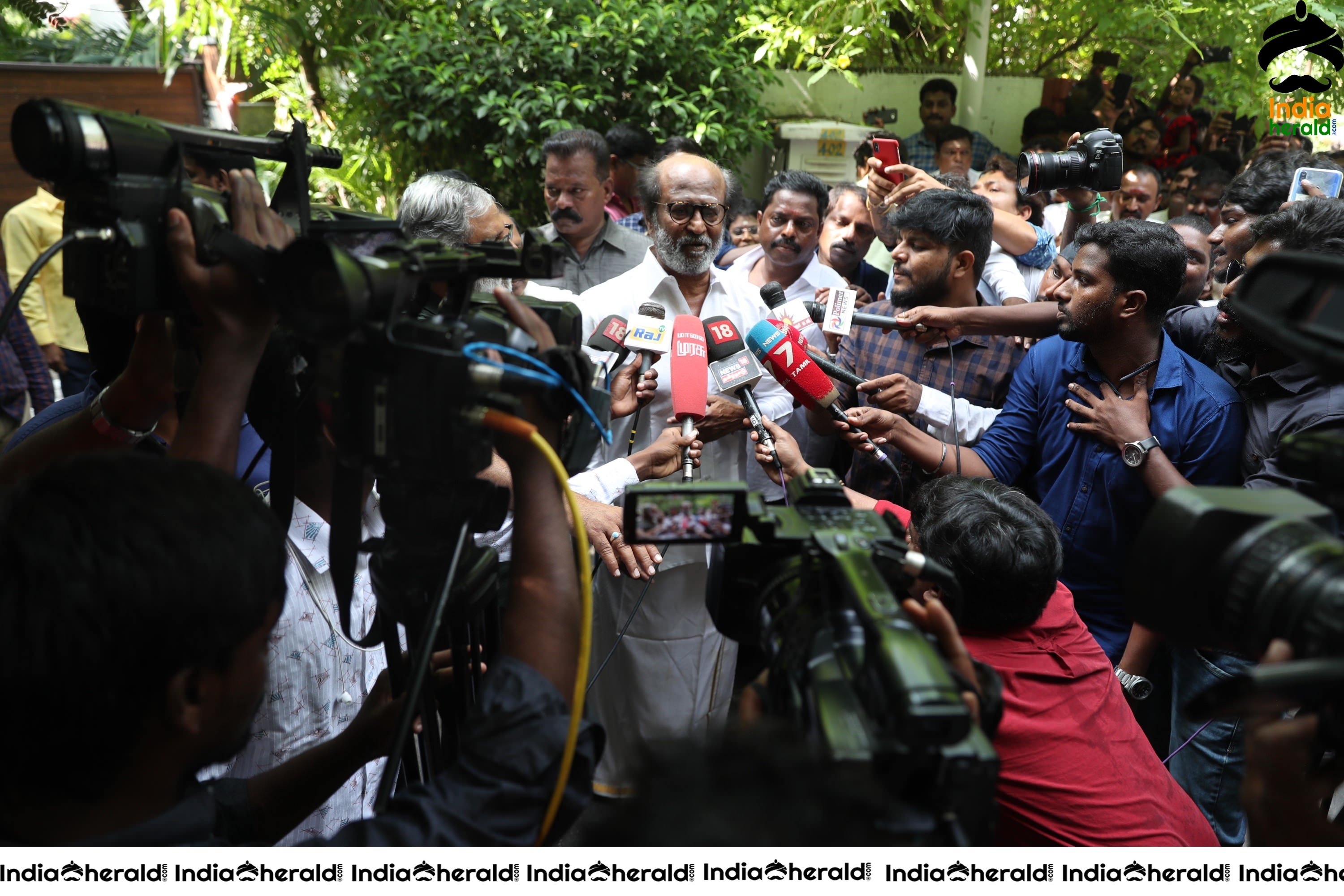 Super Star Rajinikanth Meets the Fans and Media Outside His Residence