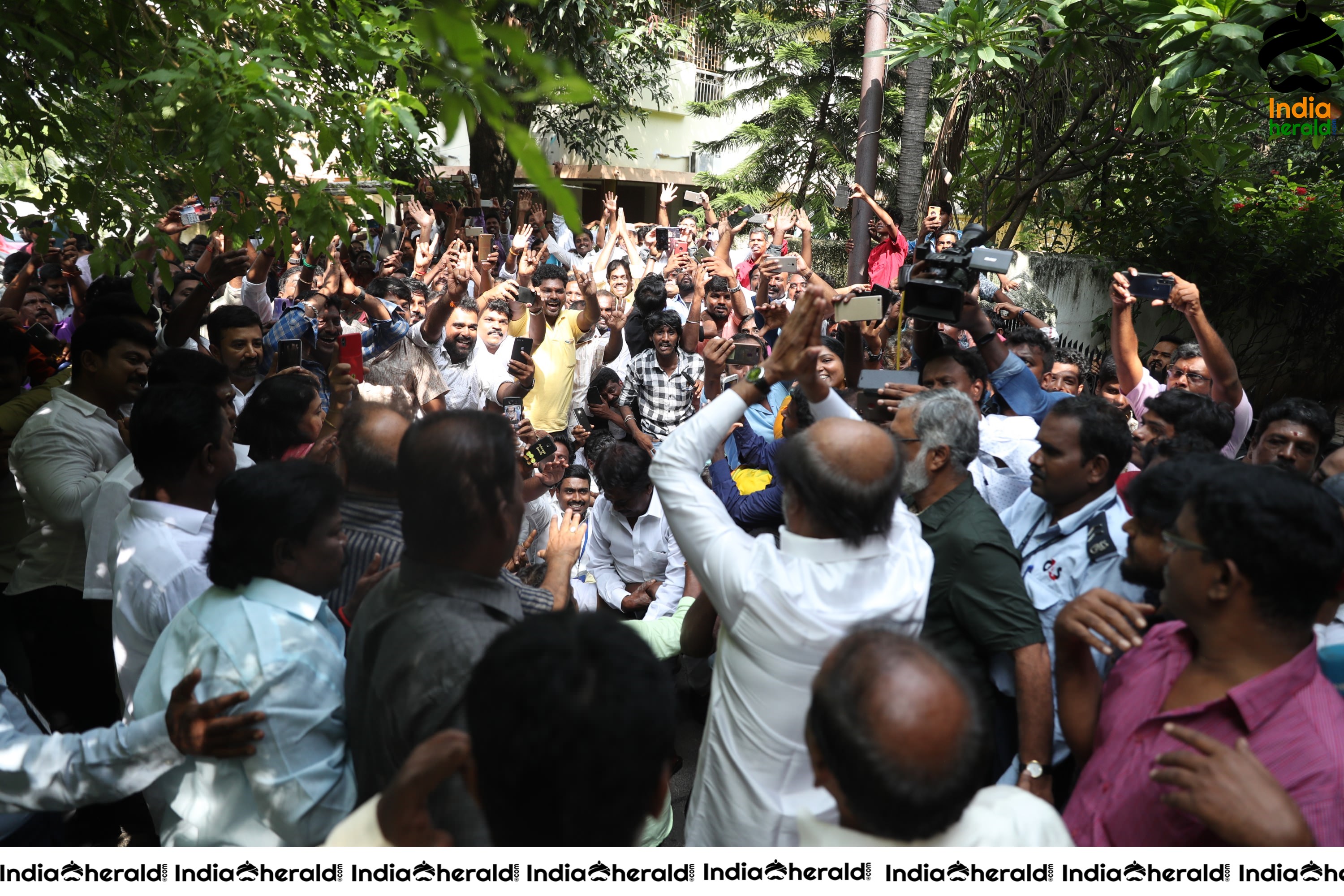 Super Star Rajinikanth Meets the Fans and Media Outside His Residence