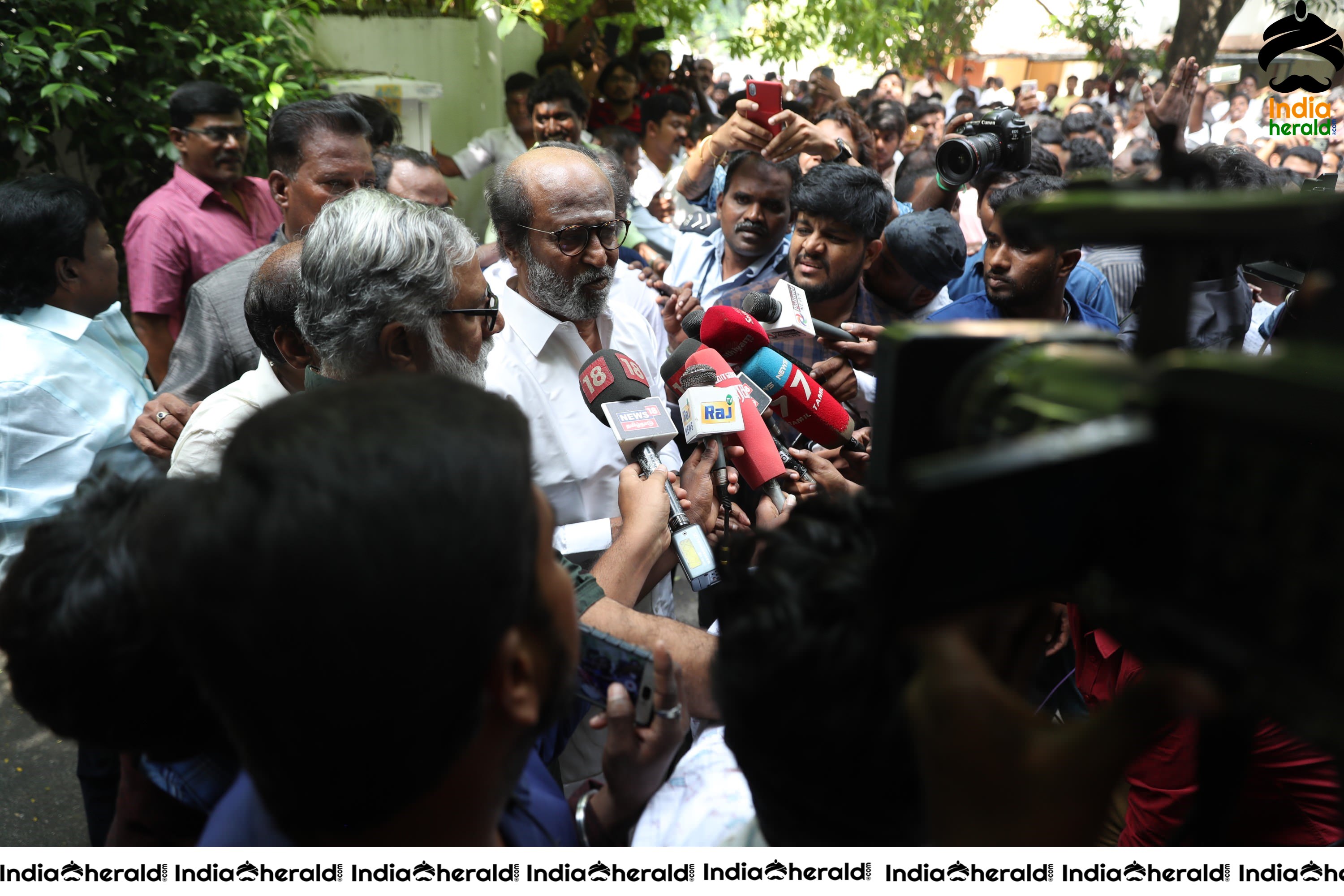 Super Star Rajinikanth Meets the Fans and Media Outside His Residence