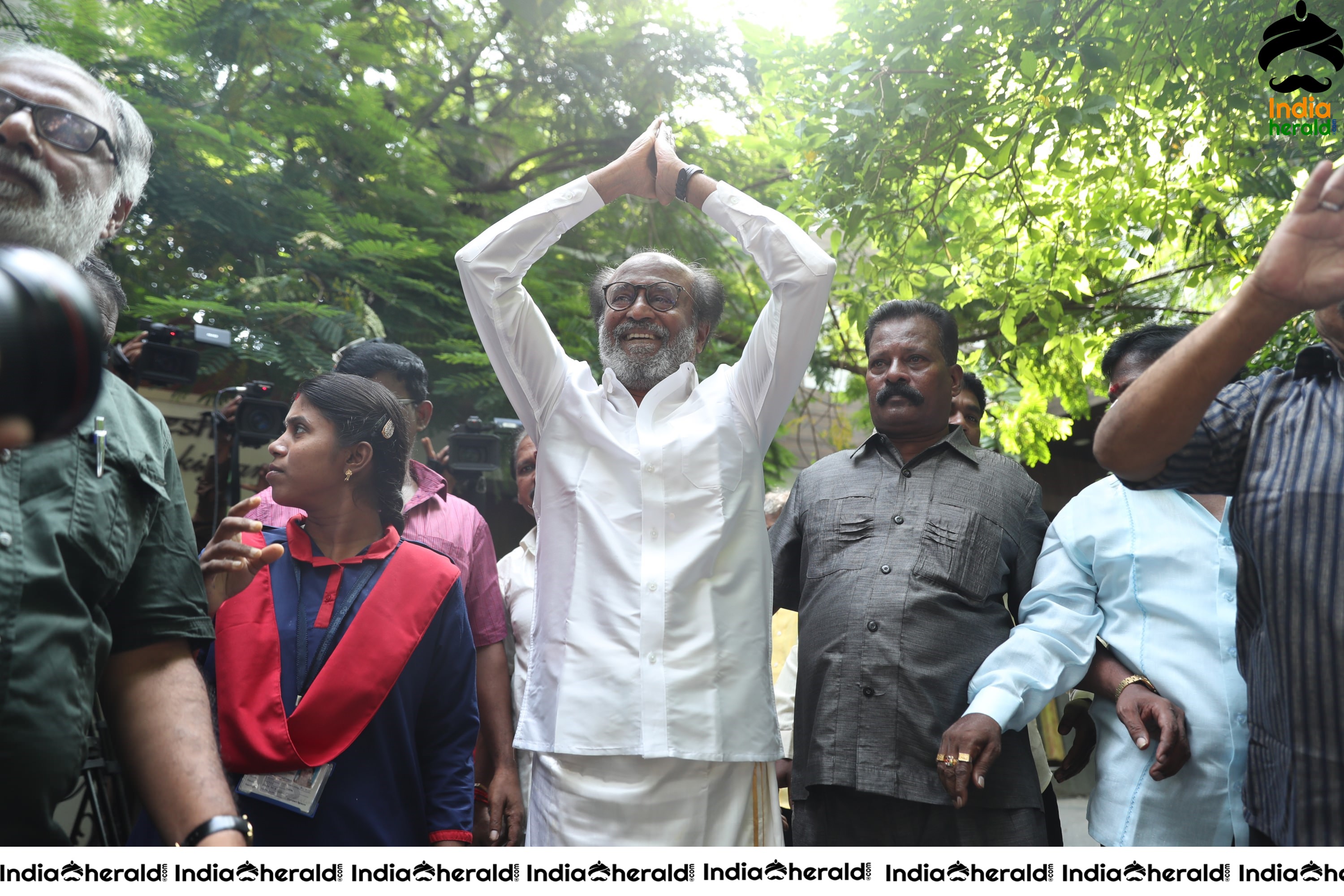 Super Star Rajinikanth Meets the Fans and Media Outside His Residence