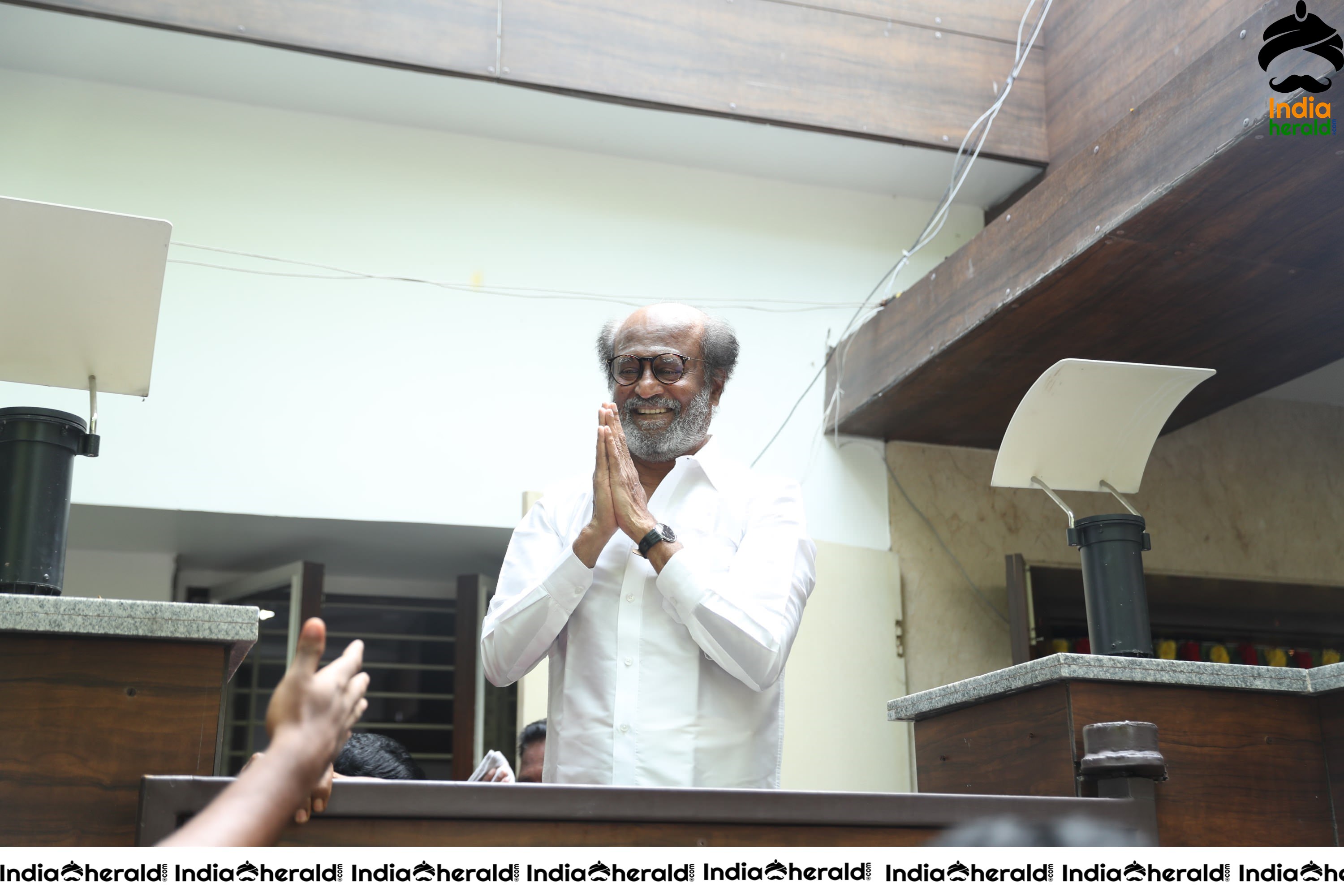 Super Star Rajinikanth Meets the Fans and Media Outside His Residence