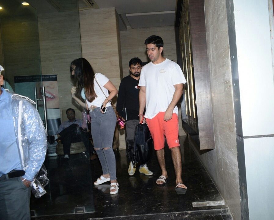 Varun Dhawan Family Members And Girl Friend Seen At Juhu