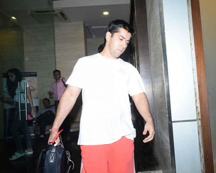 Varun Dhawan Family Members And Girl Friend Seen At Juhu