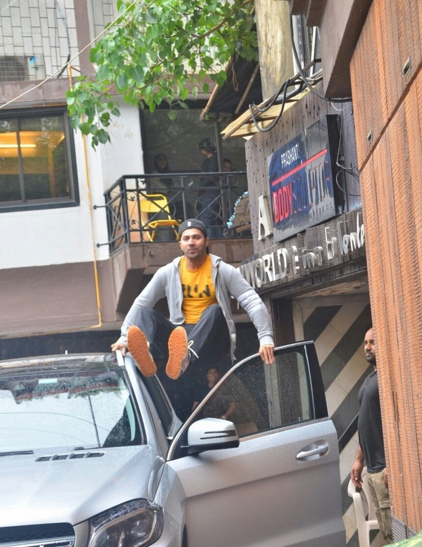 Varun Dhawan Gets Excited On Seeing Fans At Bandra