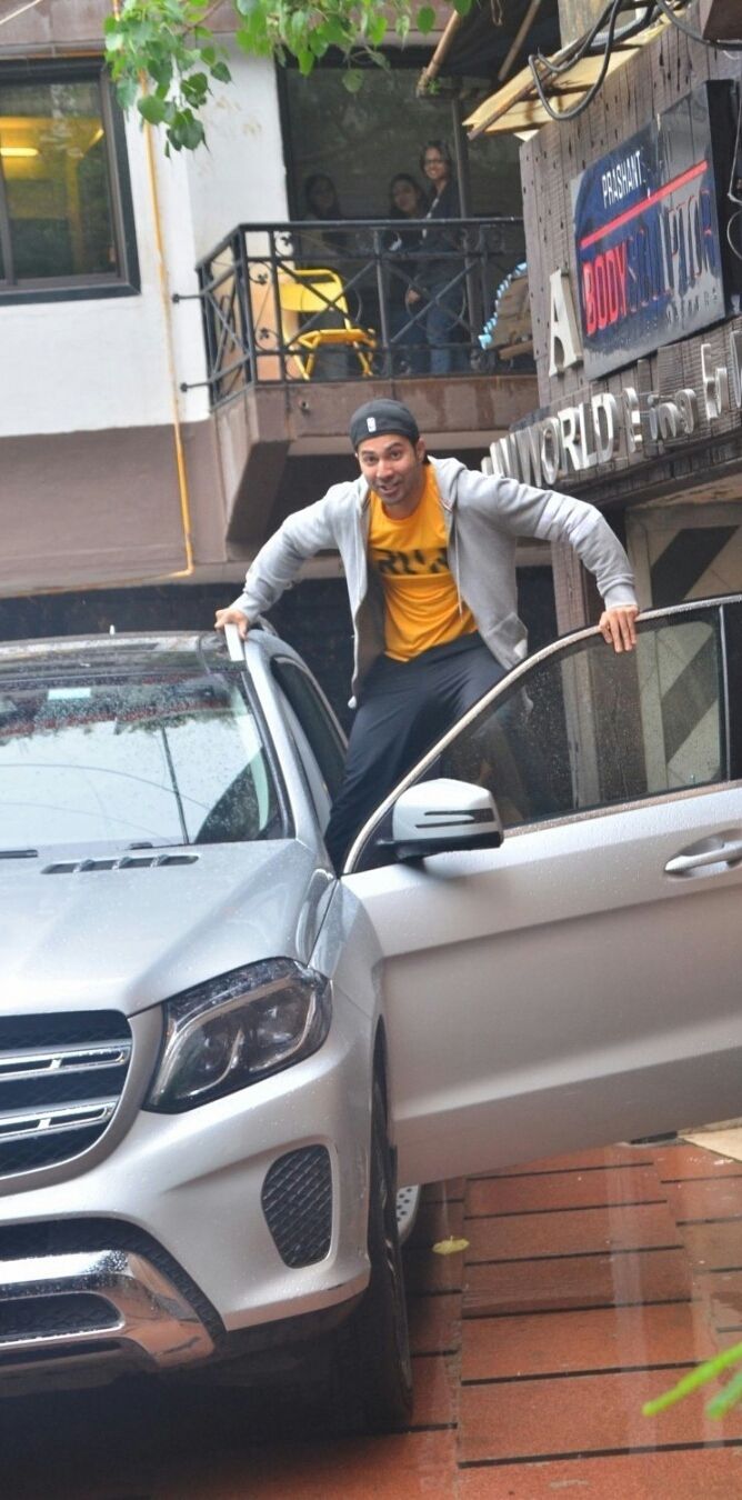 Varun Dhawan Gets Excited On Seeing Fans At Bandra