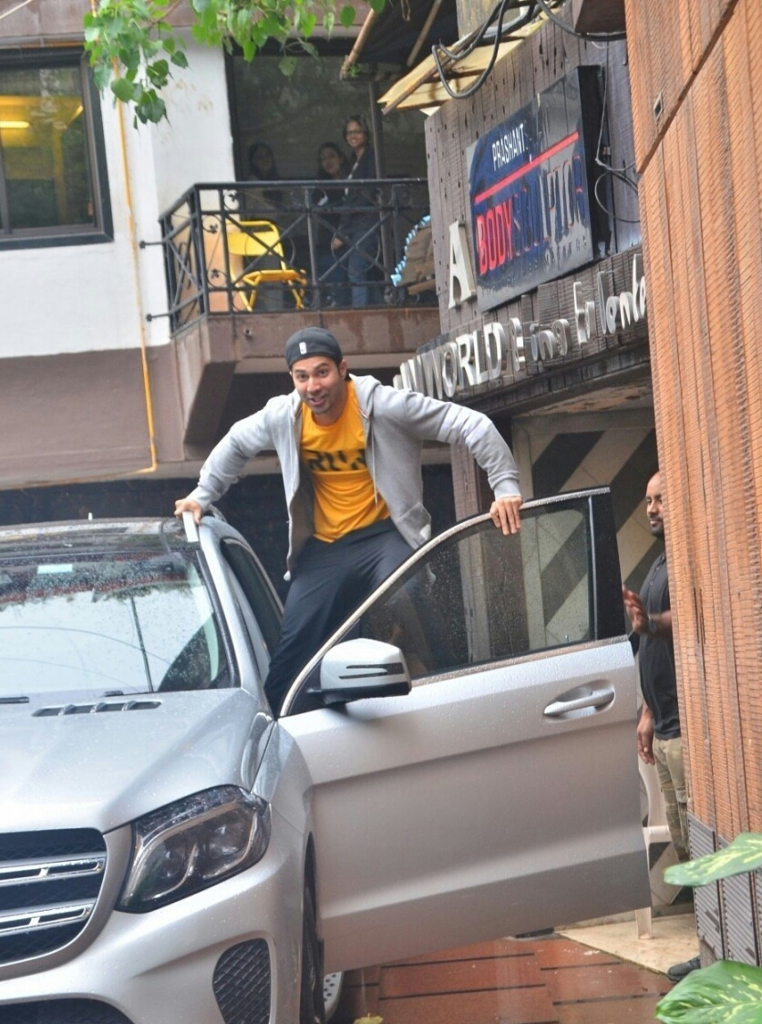 Varun Dhawan Gets Excited On Seeing Fans At Bandra