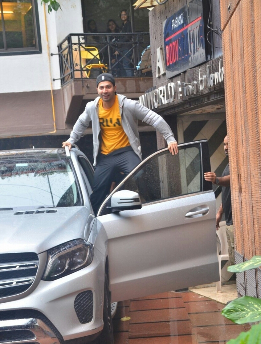 Varun Dhawan Gets Excited On Seeing Fans At Bandra