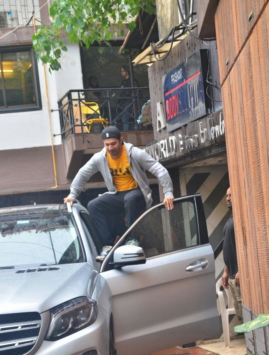 Varun Dhawan Gets Excited On Seeing Fans At Bandra