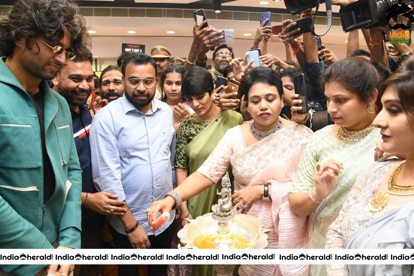 Vijay Devarakonda Launch KLM Shopping Mall Set 1