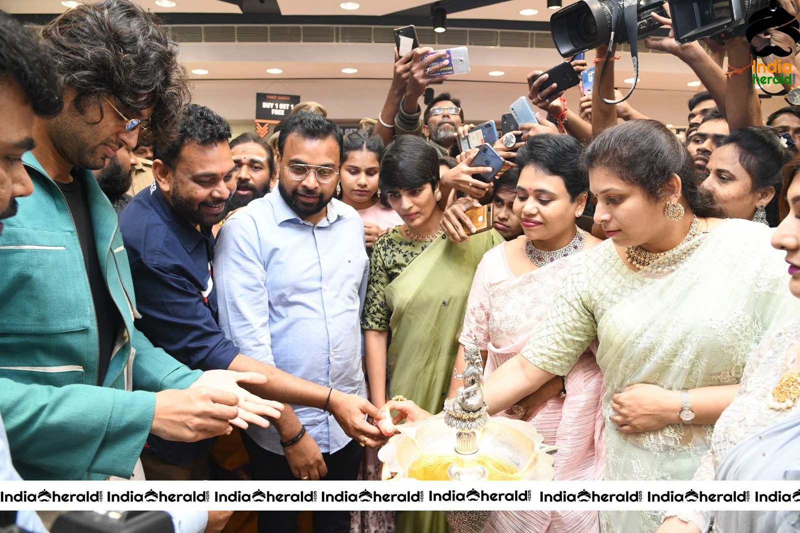 Vijay Devarakonda Launch KLM Shopping Mall Set 1