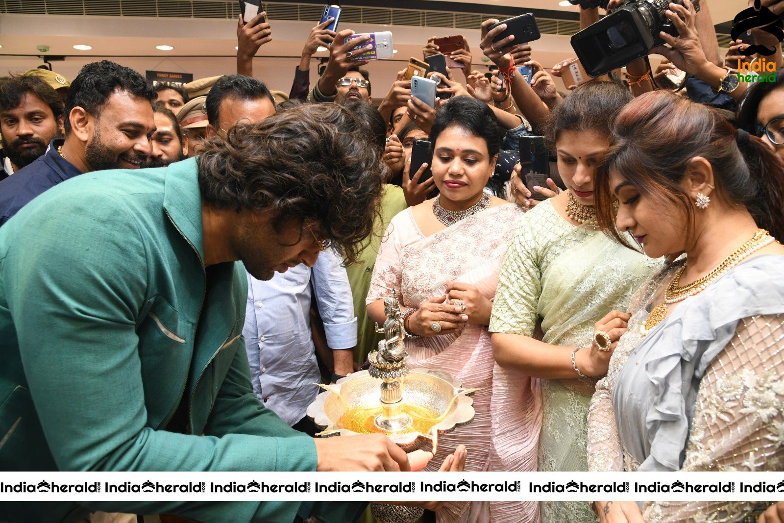 Vijay Devarakonda Launch KLM Shopping Mall Set 1