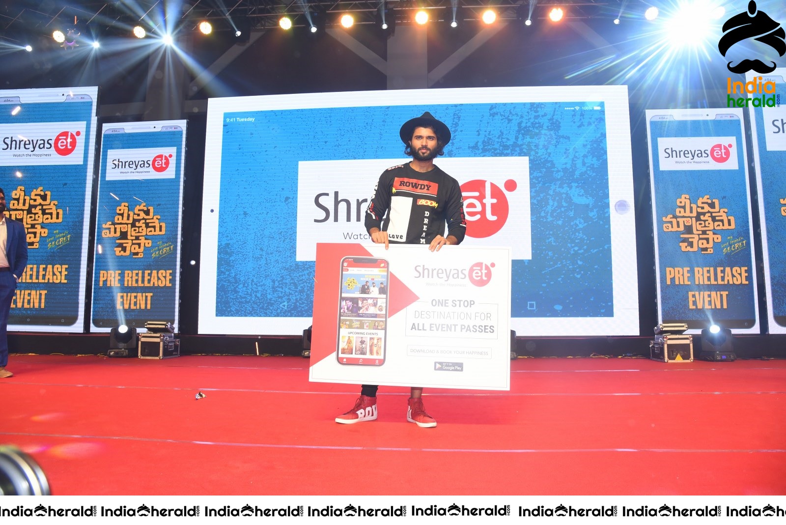 Vijay Deverakonda Gifts Passes to Fans and Takes Photos Set 1