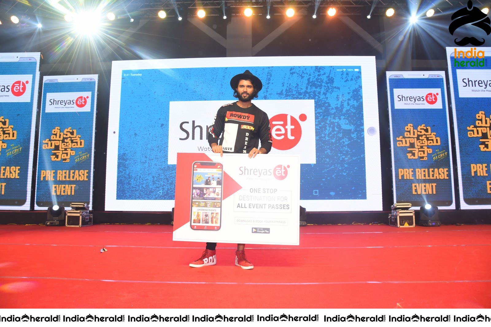 Vijay Deverakonda Gifts Passes to Fans and Takes Photos Set 1