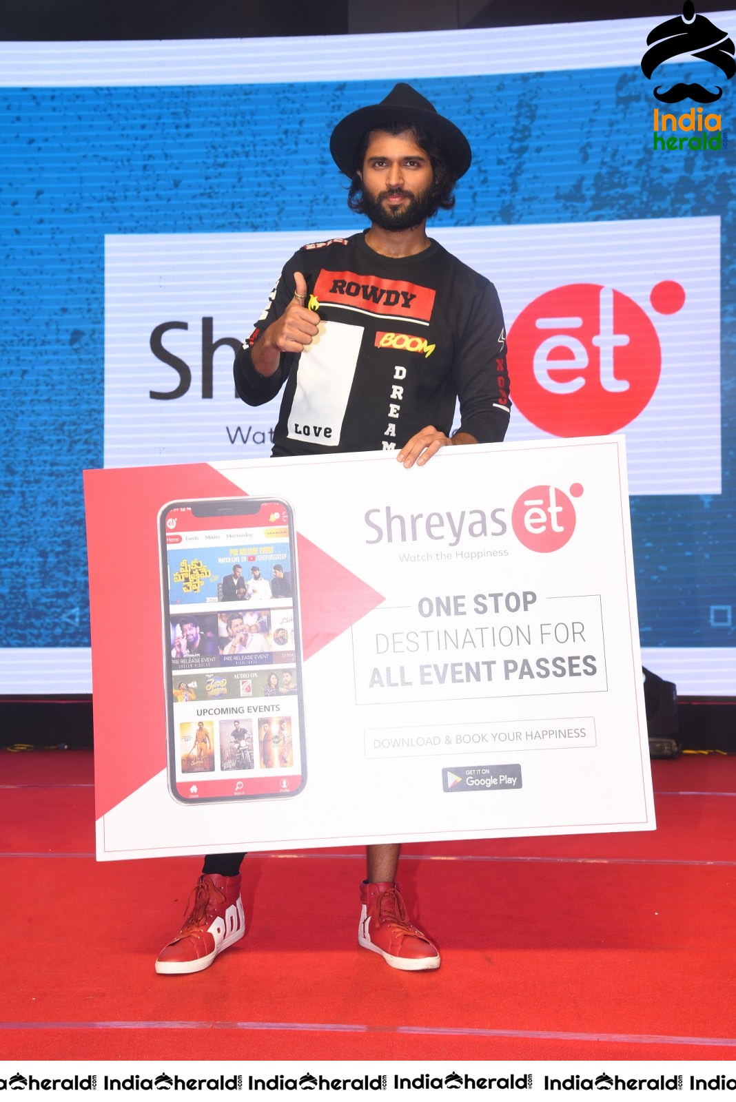 Vijay Deverakonda Gifts Passes to Fans and Takes Photos Set 2