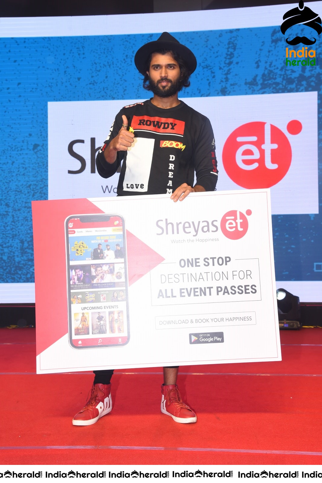 Vijay Deverakonda Gifts Passes to Fans and Takes Photos Set 2