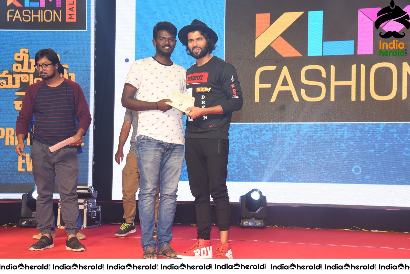 Vijay Deverakonda Gifts Passes to Fans and Takes Photos Set 2