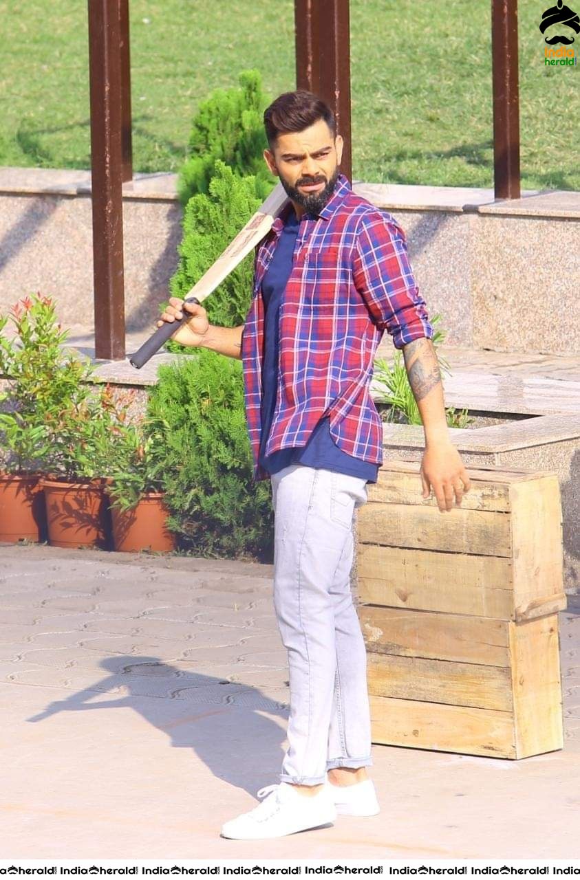 Virat Kohli playing Street Cricket with Kids