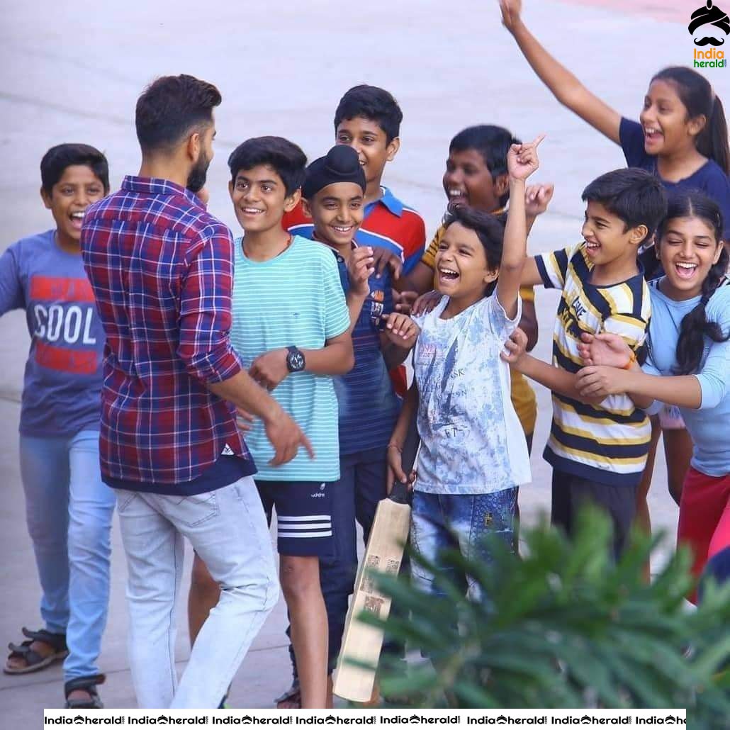 Virat Kohli playing Street Cricket with Kids