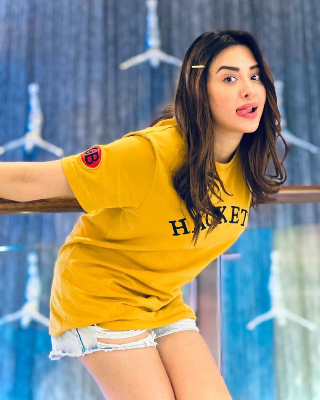 Model Mahira Sharma Hot Thigh Show