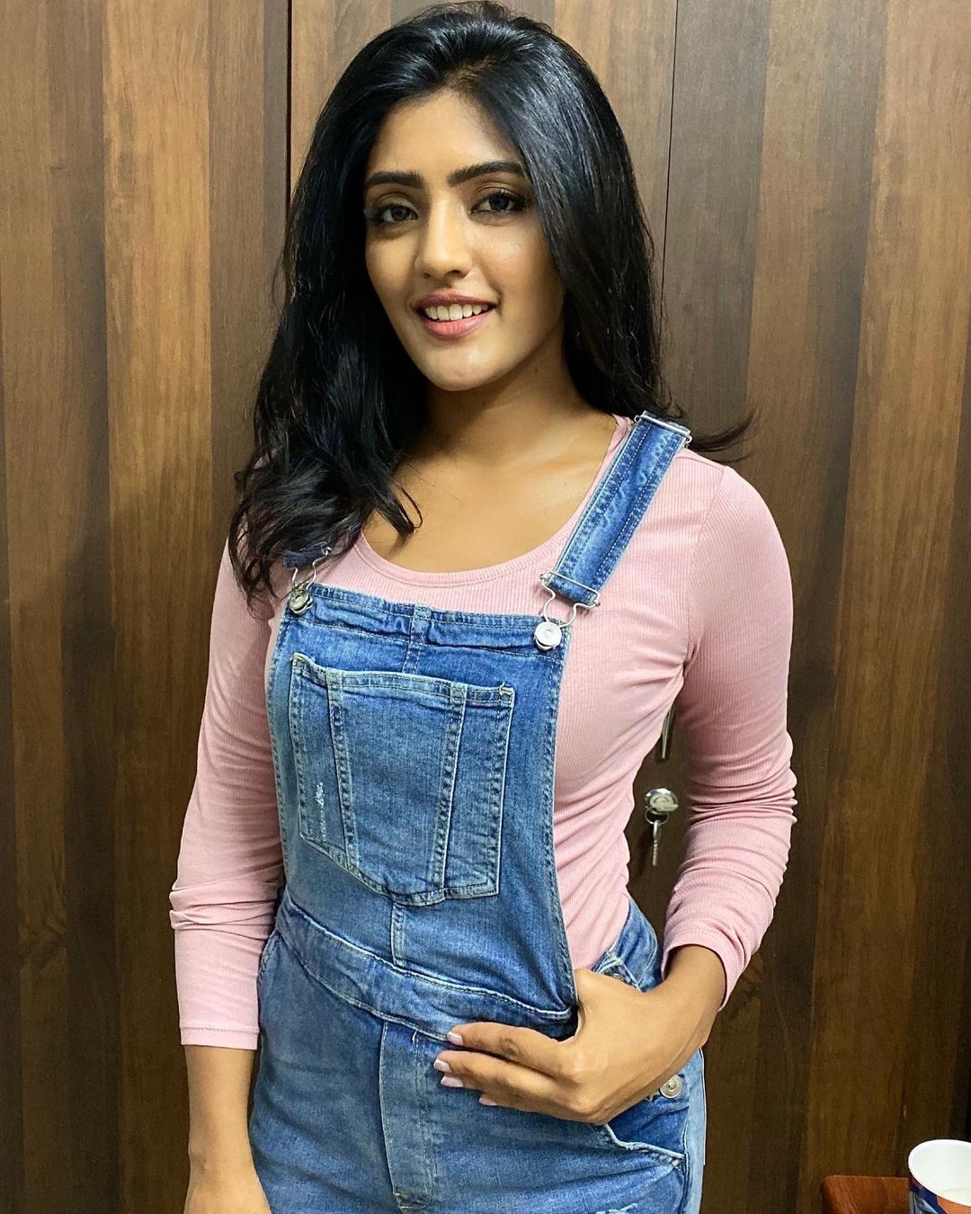 Telugu Heroine Eesha Rebba latest Images In Tight Fit Jeans