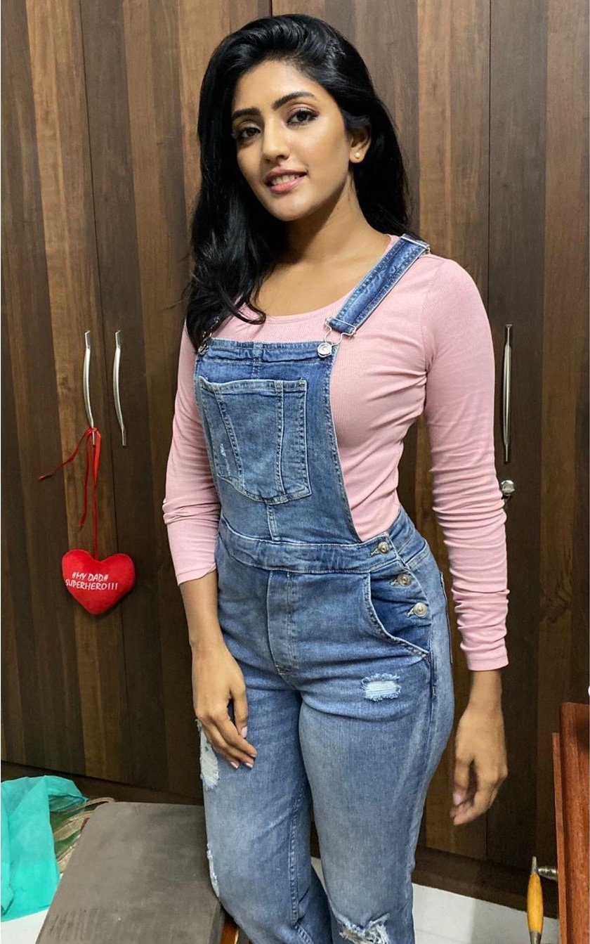 Telugu Heroine Eesha Rebba latest Images In Tight Fit Jeans