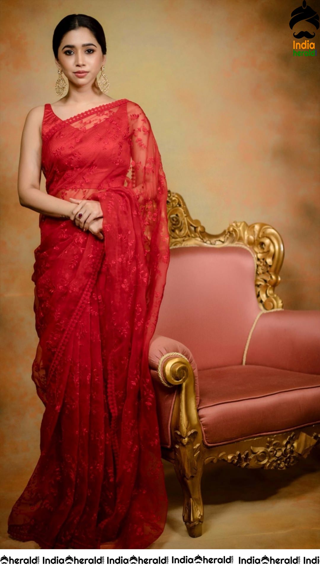 Actor Jayam Ravi wife Aarti Ravi in Sleeveless Blouse and Red Hot Transparent Saree
