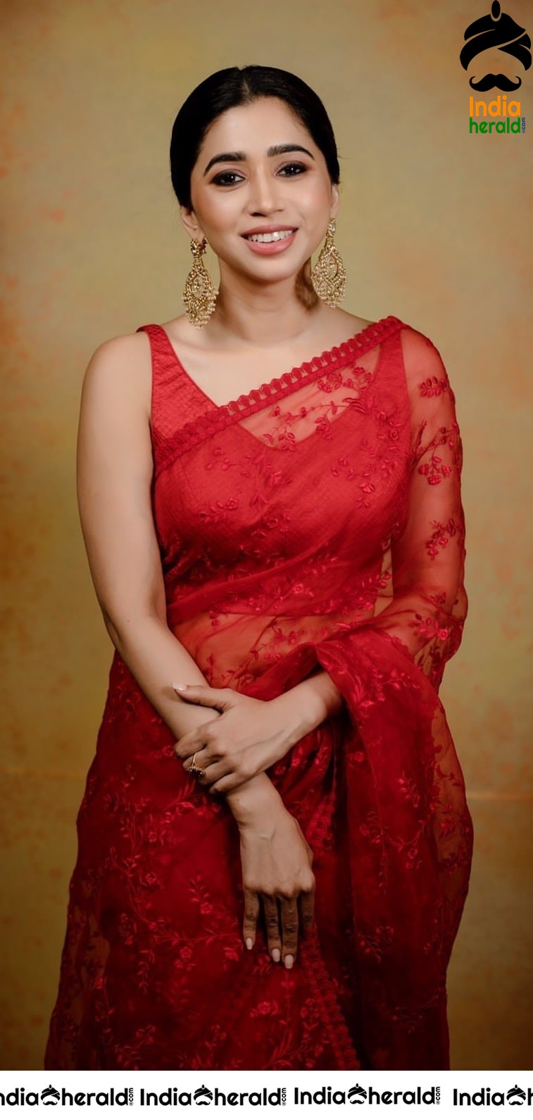 Actor Jayam Ravi wife Aarti Ravi in Sleeveless Blouse and Red Hot Transparent Saree