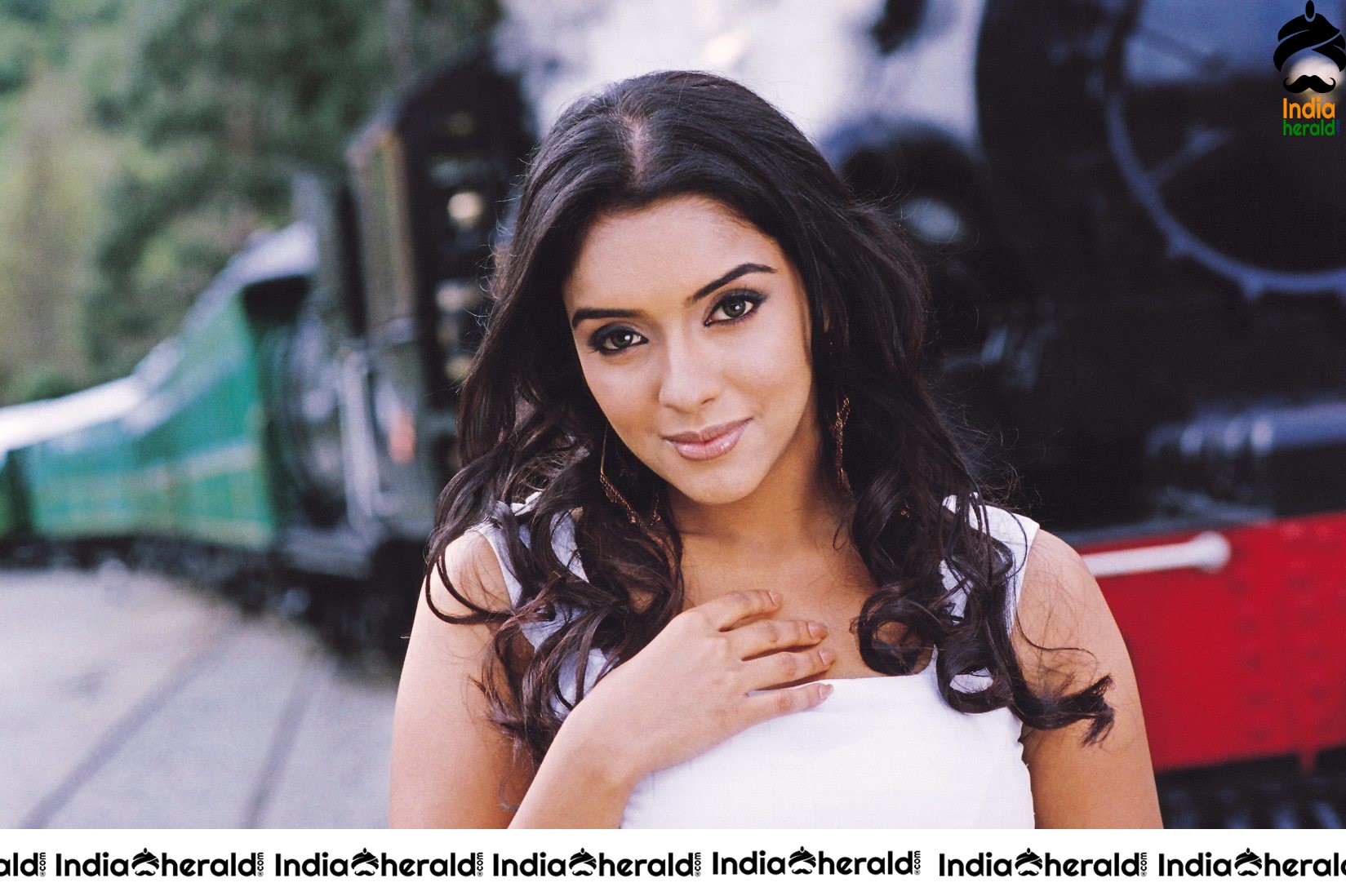Actress Asin Unseen CUTE and DROP DEAD GORGEOUS Photos