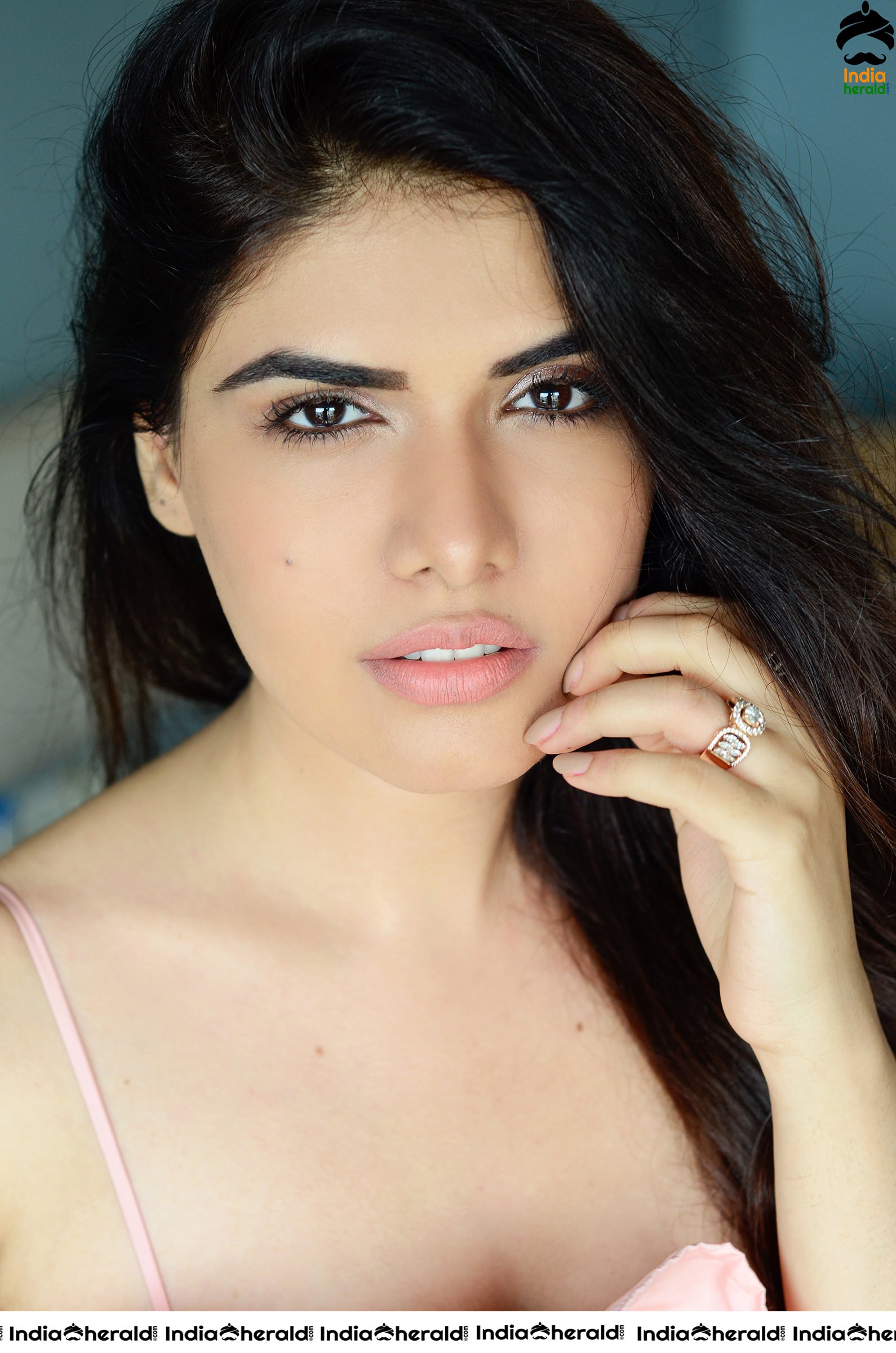 Actress cum Model Twinkle Saaj Hot Stills