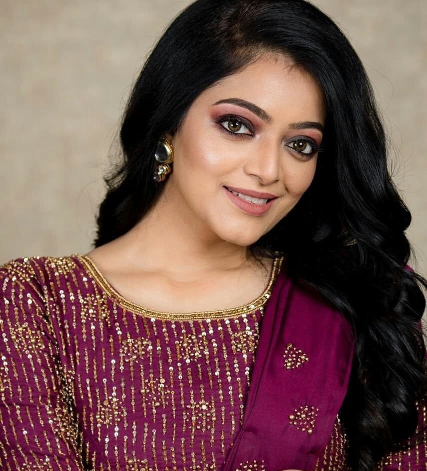 Actress Janani Iyer Elegant Latest Photoshoot Stills