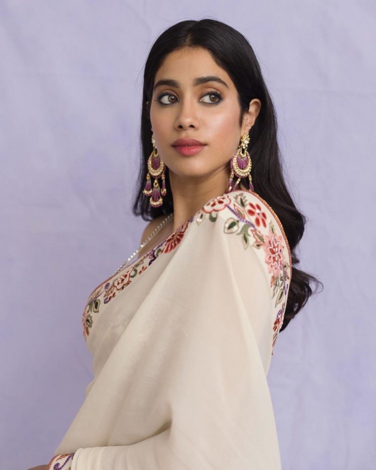 Actress Janhvi kapoor latest elegant Stills