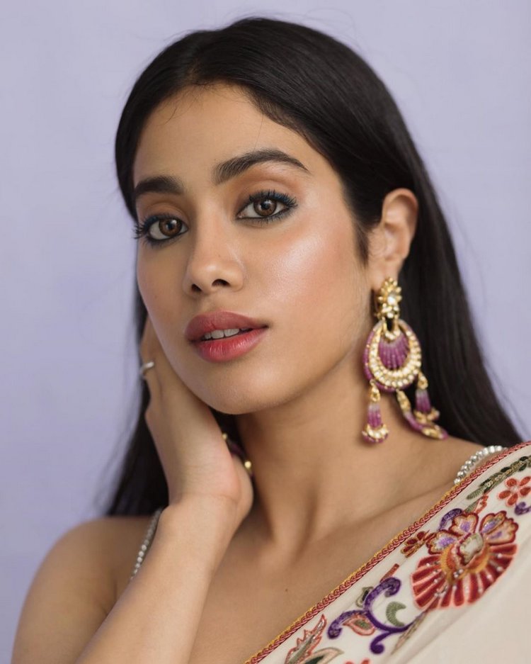 Actress Janhvi kapoor latest elegant Stills