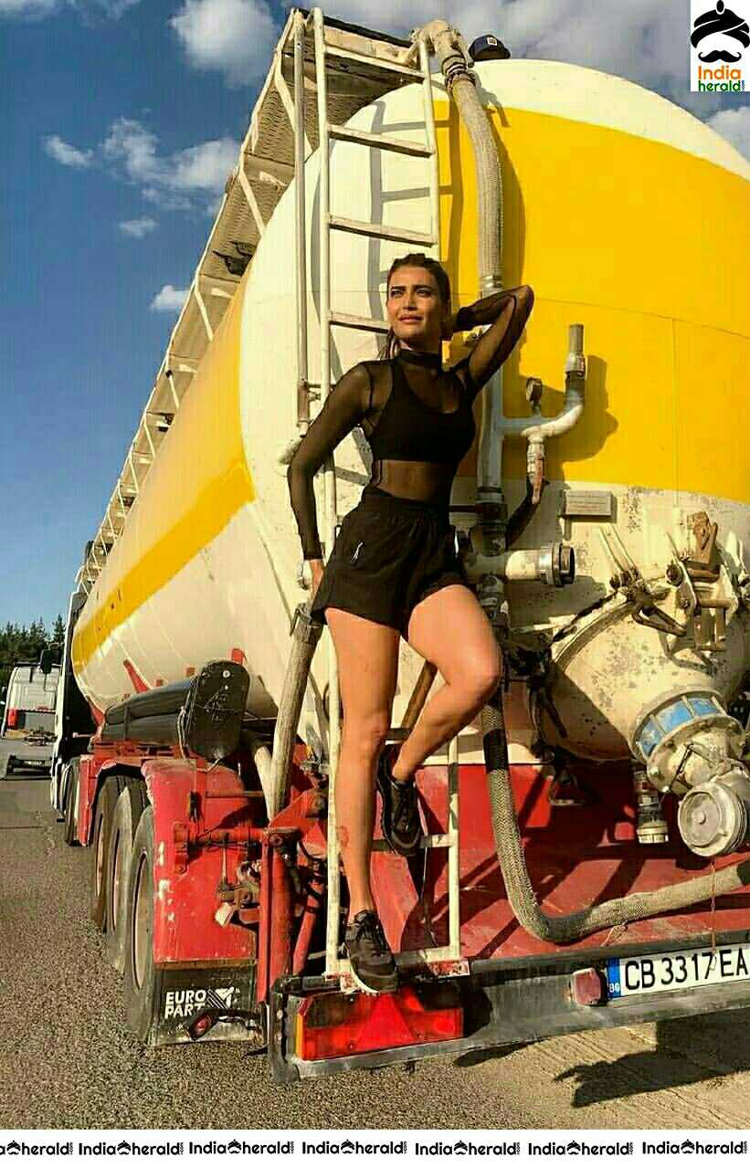 Actress Karishma latest Sexy Hot Stills