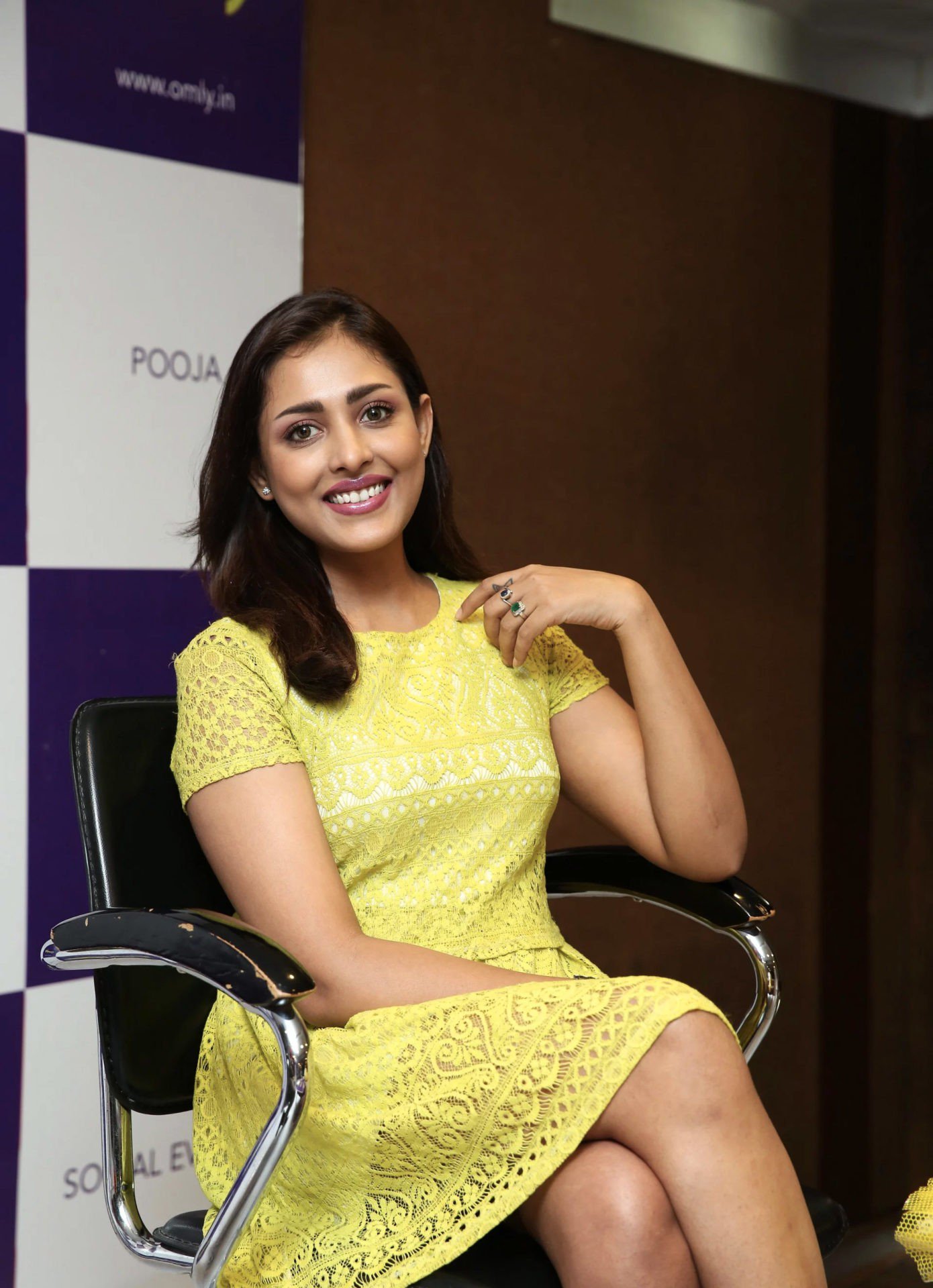 Actress Madhu Shalini latest alluring stills
