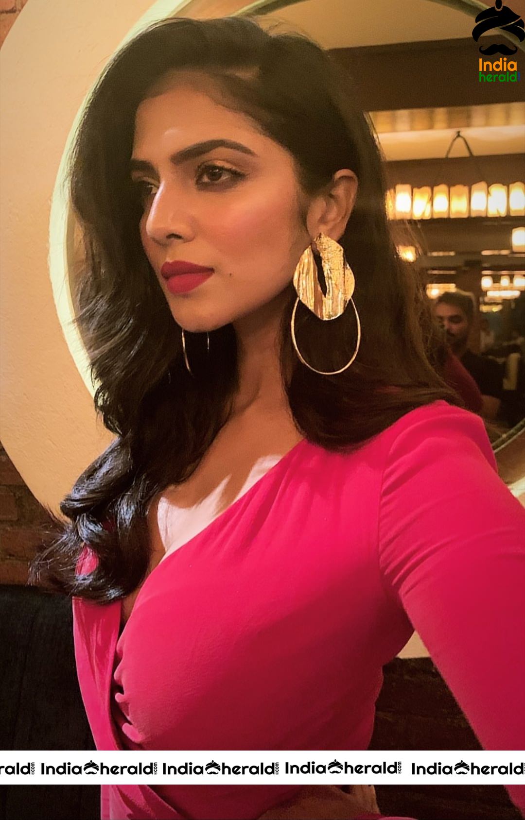 Actress Malavika Mohanan Red Hot Stills From Vogue Beauty Awards Red Carpet