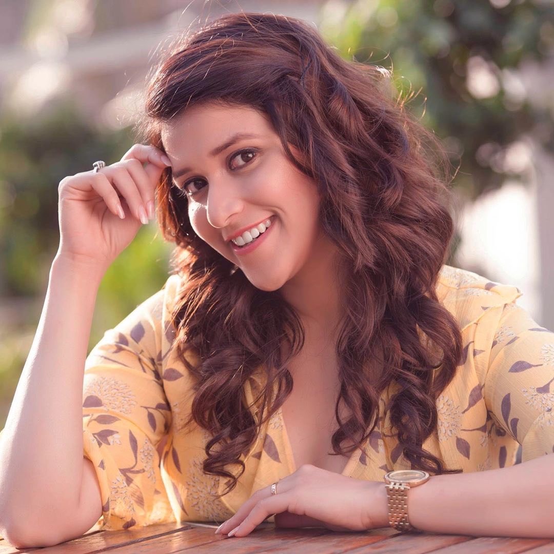 Actress Mannara Chopra alluring images