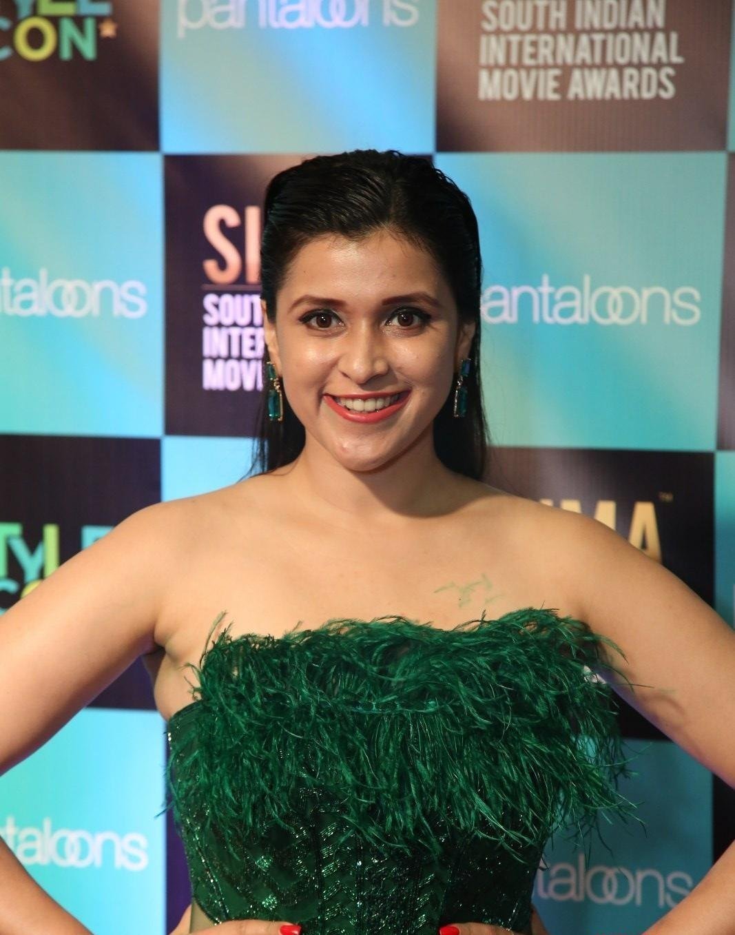 Actress Mannara Chopra Stills From SIIMA Award 2019 Red Carpet