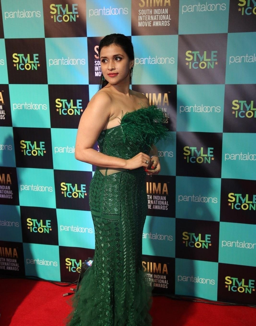 Actress Mannara Chopra Stills From SIIMA Award 2019 Red Carpet