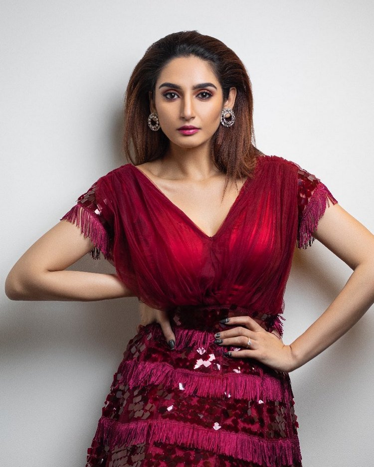 Actress Ragini Dwivedi latest red hot images