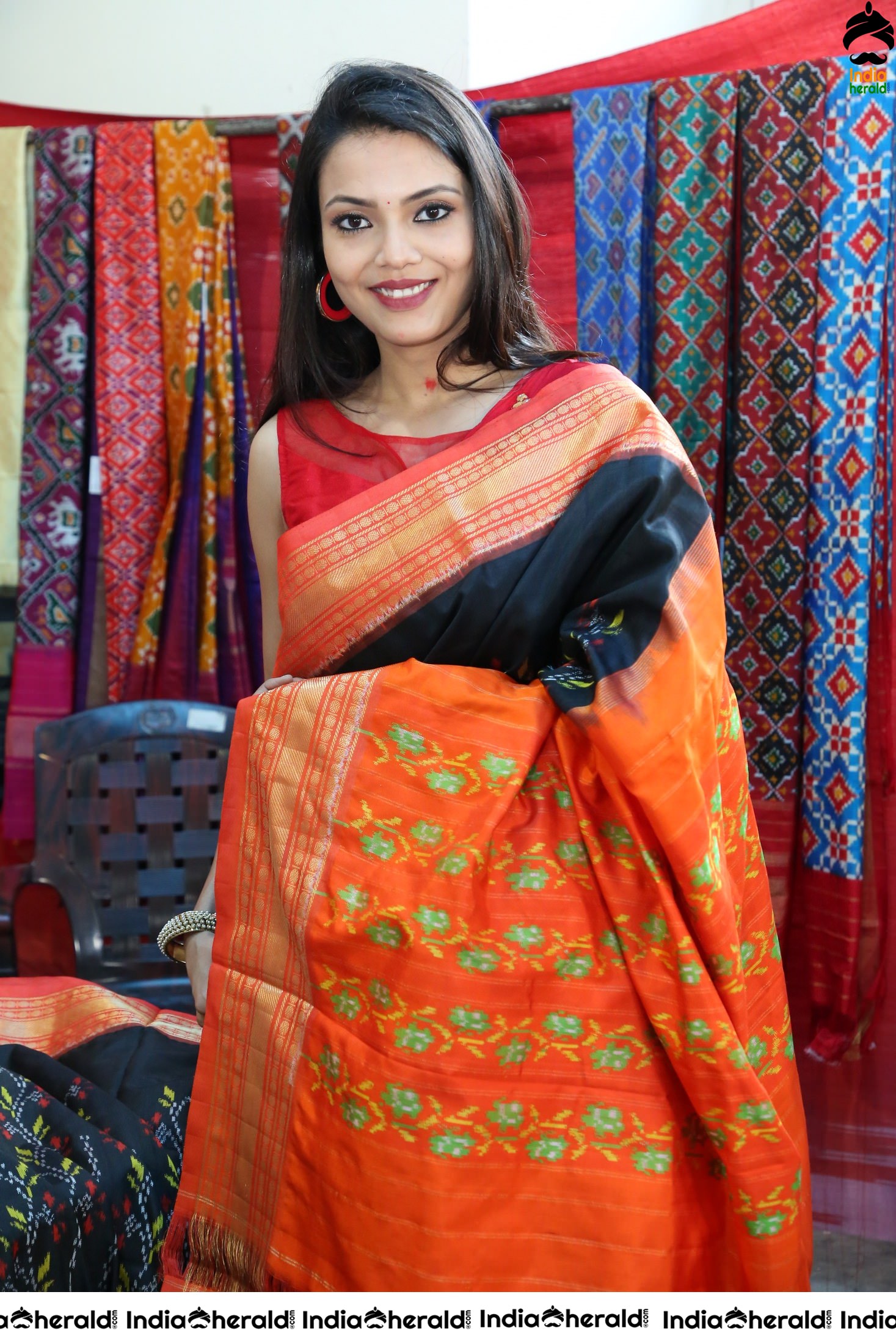 Actress Sahithi Jadi Inaugurates Pochampally IKAT Art Mela