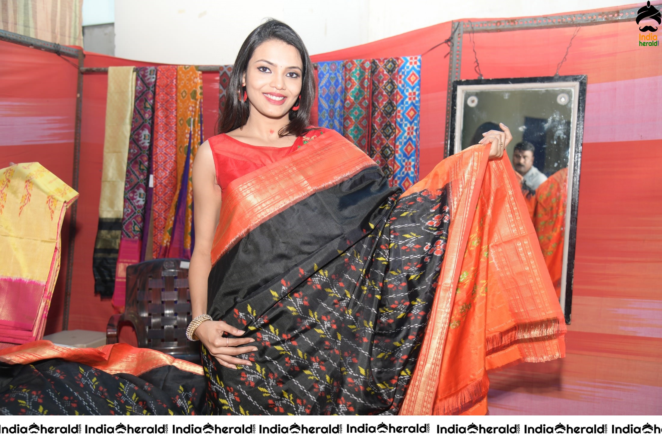 Actress Sahithi Jadi Inaugurates Pochampally IKAT Art Mela