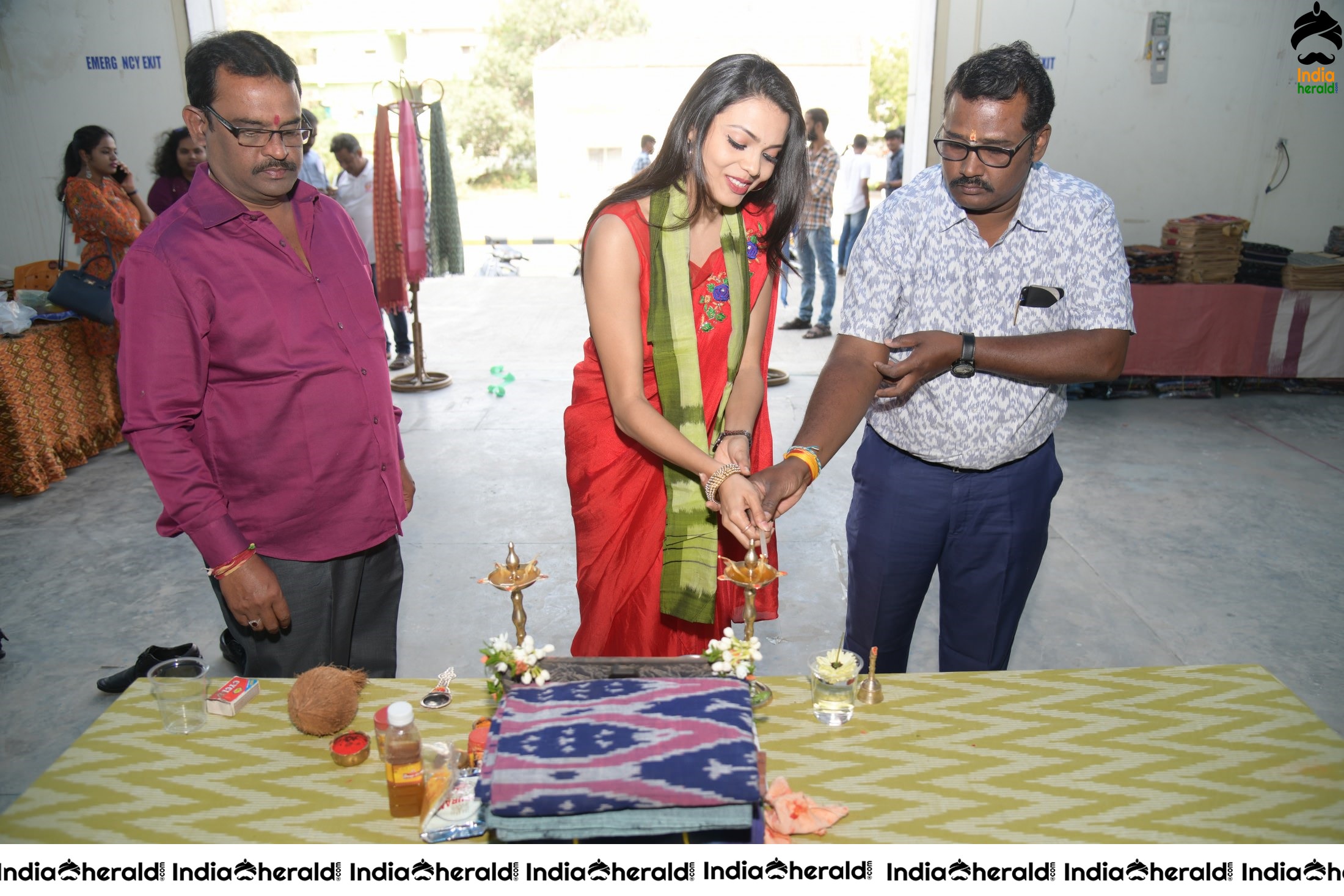 Actress Sahithi Jadi Inaugurates Pochampally IKAT Art Mela