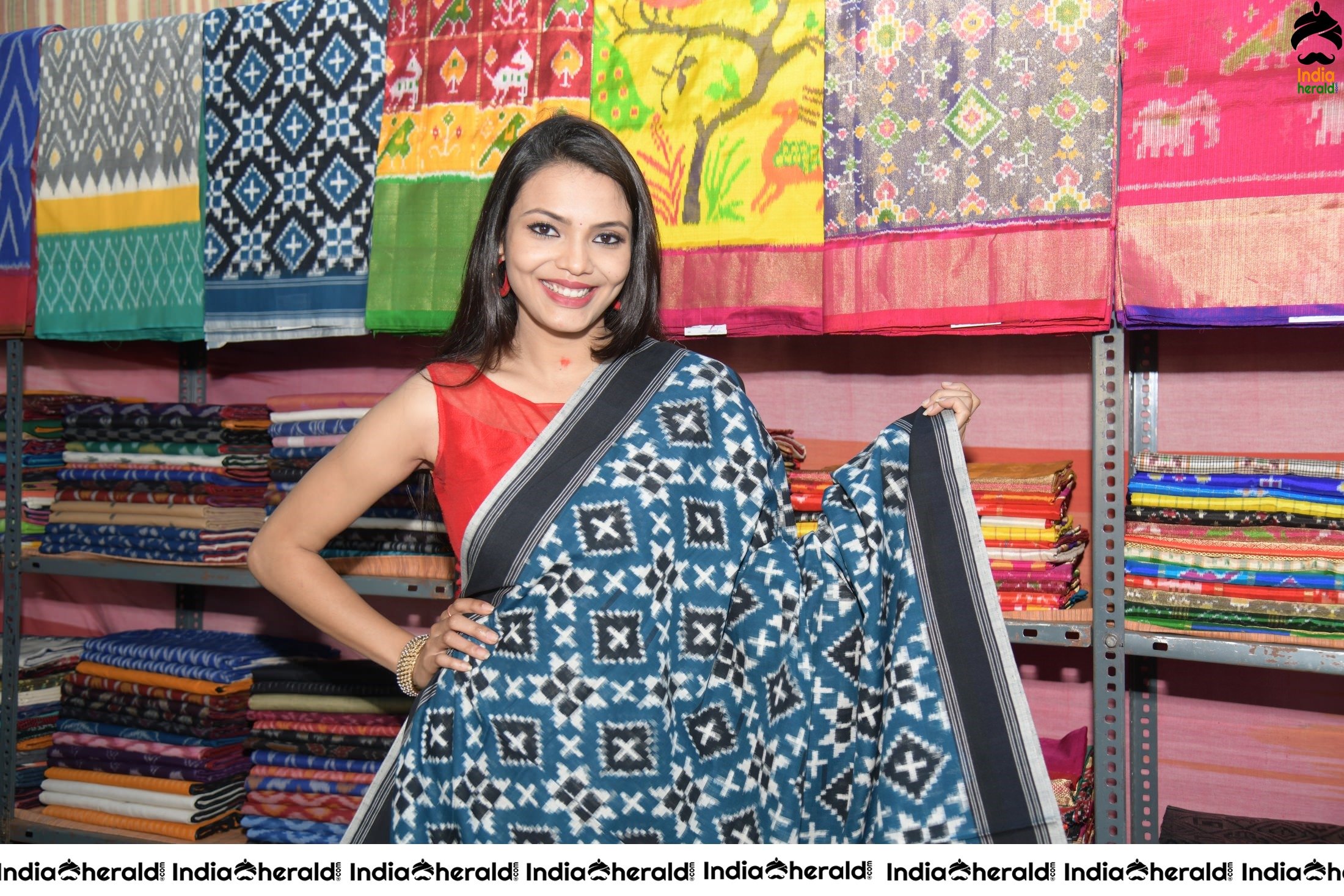 Actress Sahithi Jadi Inaugurates Pochampally IKAT Art Mela
