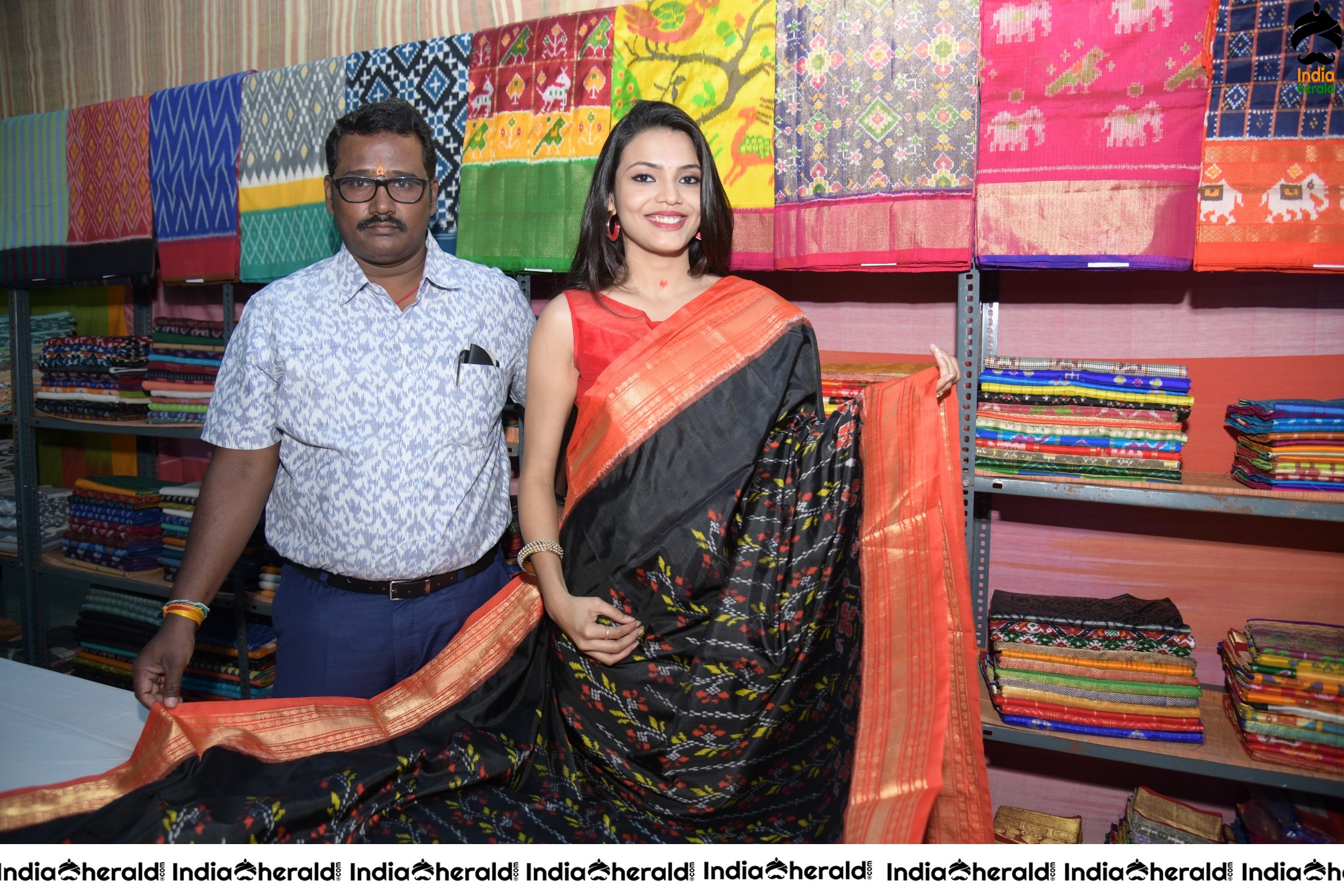 Actress Sahithi Jadi Inaugurates Pochampally IKAT Art Mela