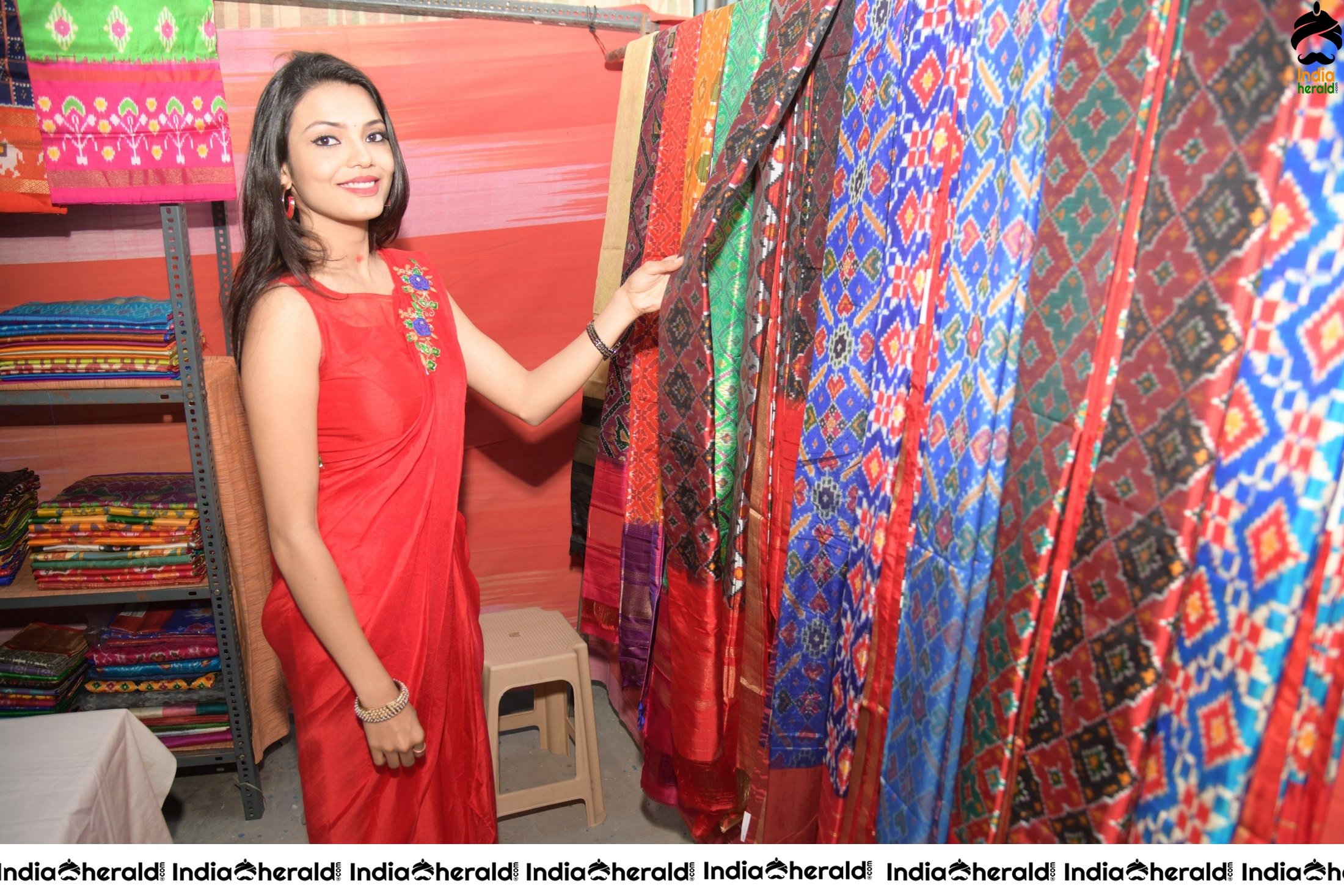 Actress Sahithi Jadi Inaugurates Pochampally IKAT Art Mela