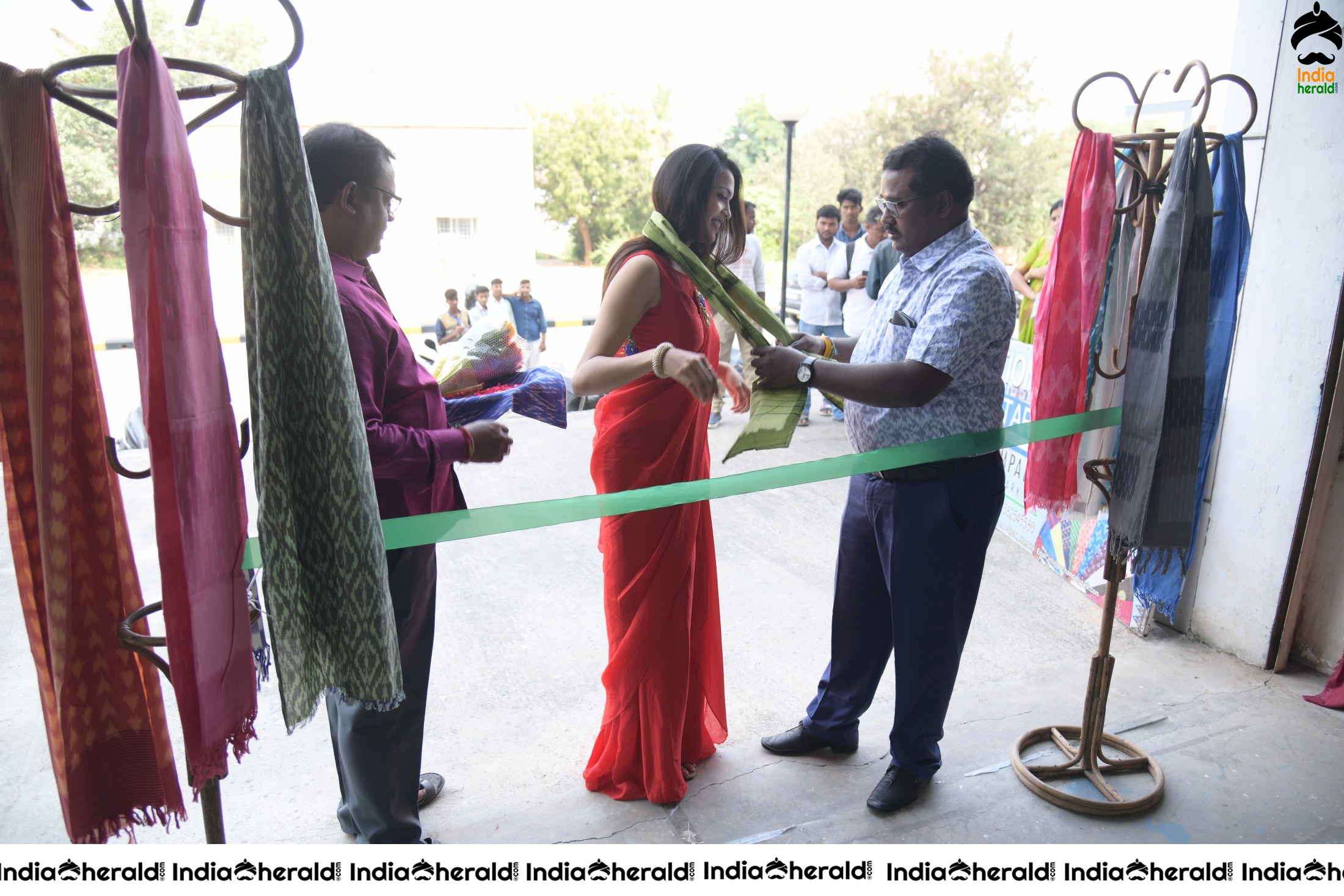 Actress Sahithi Jadi Inaugurates Pochampally IKAT Art Mela