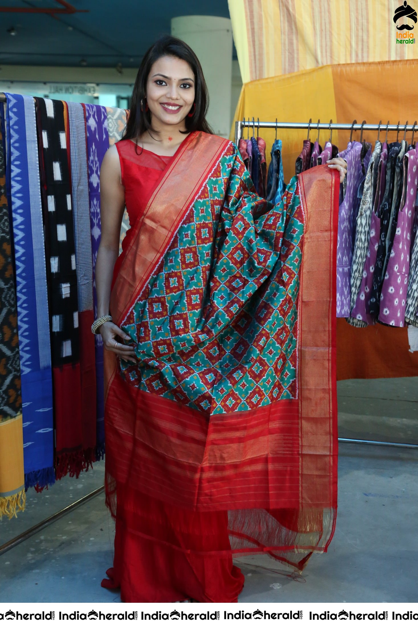 Actress Sahithi Jadi Inaugurates Pochampally IKAT Art Mela