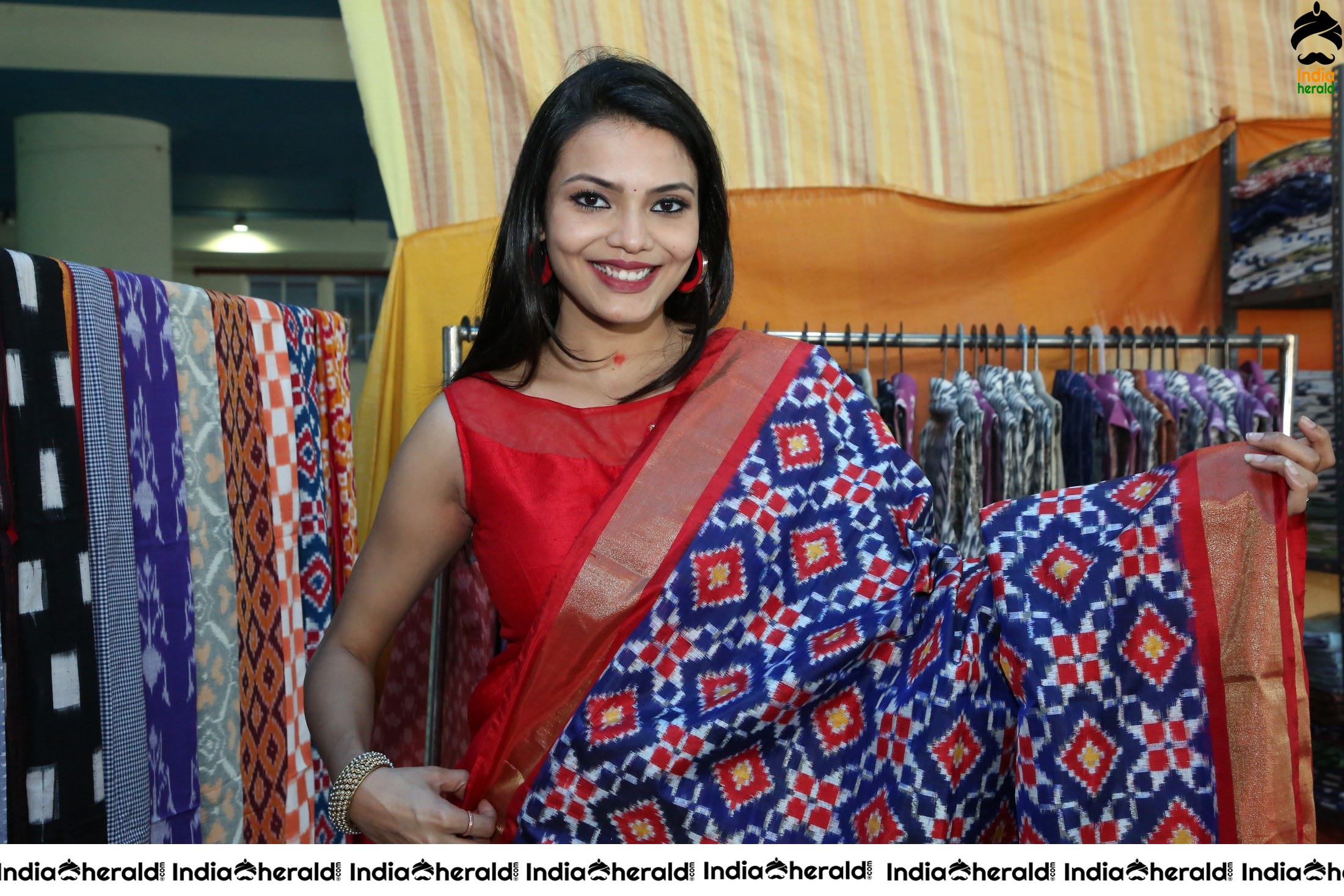 Actress Sahithi Jadi Inaugurates Pochampally IKAT Art Mela