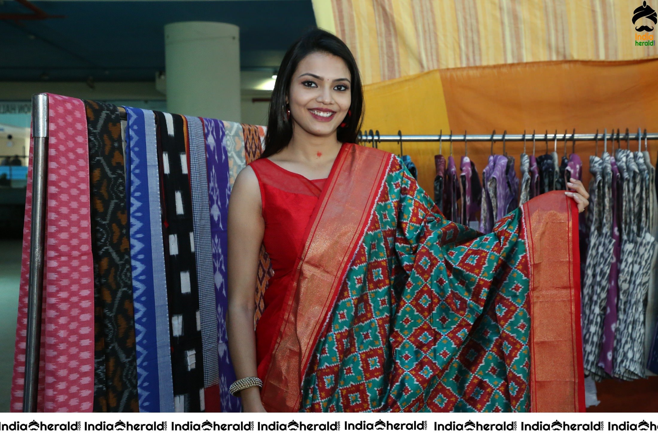 Actress Sahithi Jadi Inaugurates Pochampally IKAT Art Mela