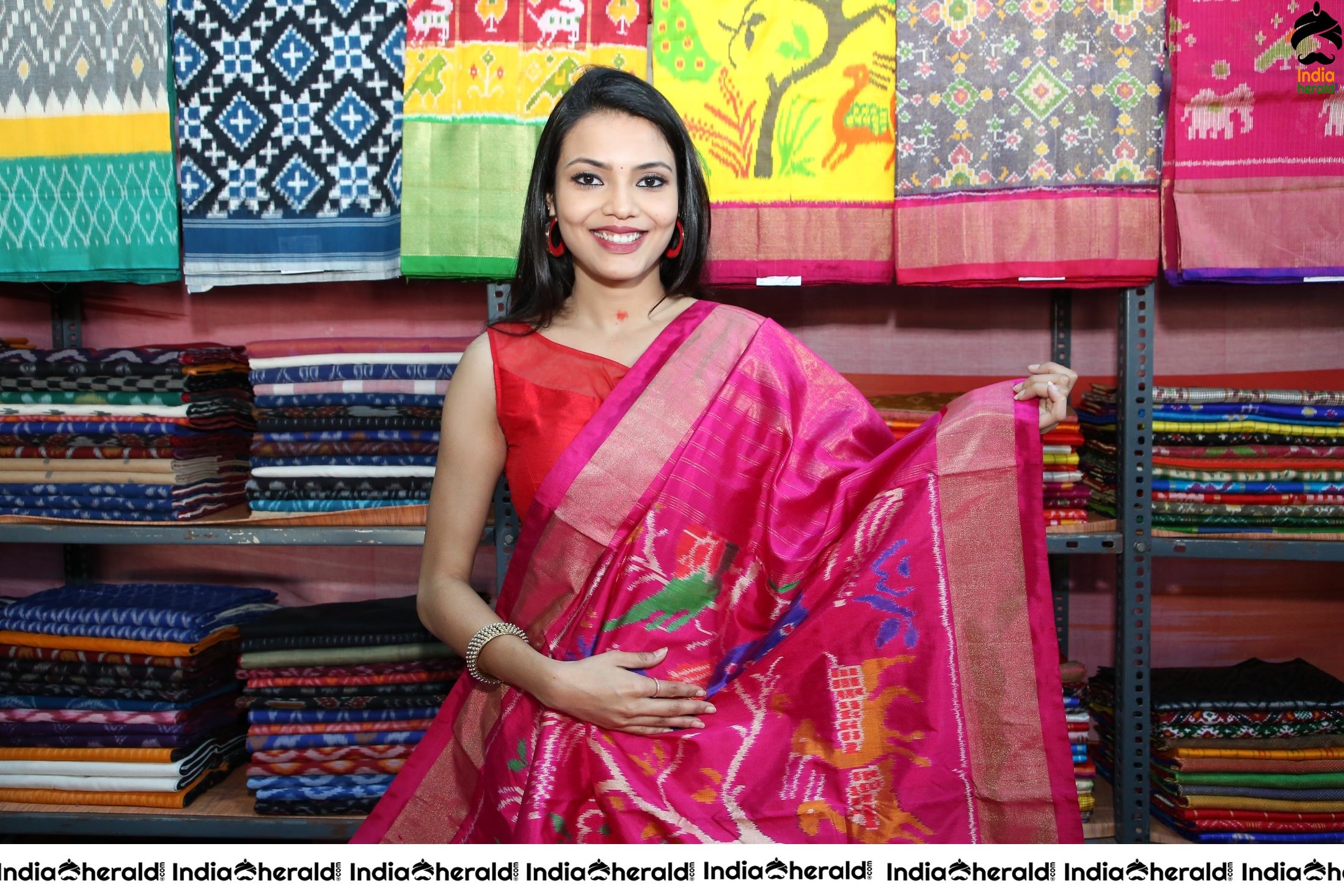 Actress Sahithi Jadi Inaugurates Pochampally IKAT Art Mela